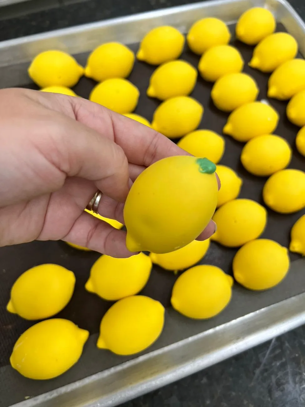 Bandeja com entremets em formato de limão siciliano finalizados